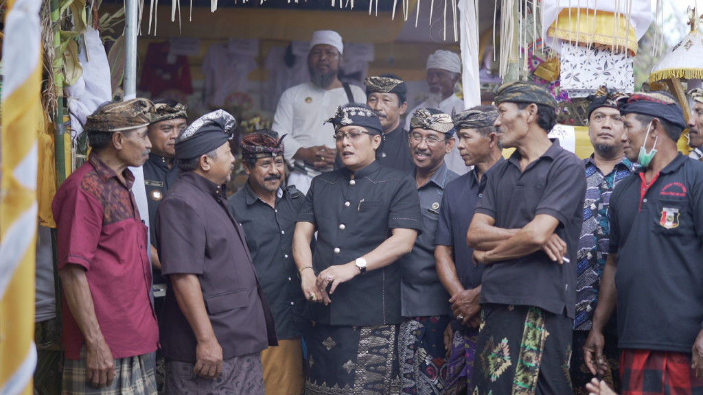 Bupati Giri Prasta Hadiri Karya Ngaben Nyekah Masal Desa Adat Sulangai